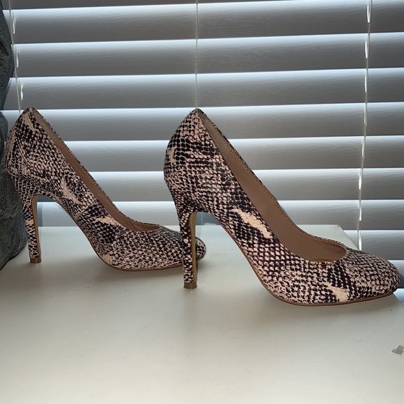 ๐ 3/$20 Heels - Picture 4 of 5